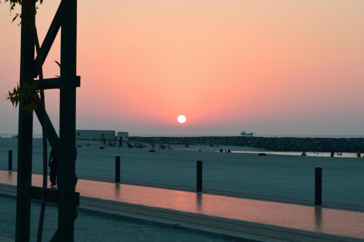 Al Corniche Hotel Schardscha Exterior foto
